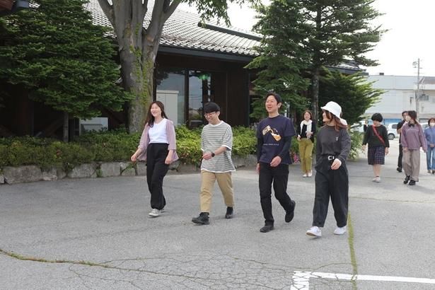 雑談朝礼の様子(お散歩版) 写真提供：株式会社ヤッホーブルーイング