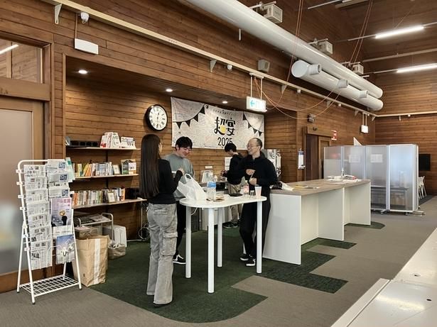 お昼の立食風景 写真提供：株式会社ヤッホーブルーイング