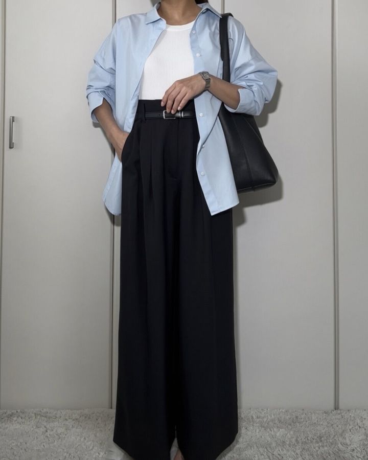 サックスシャツと黒ワイドパンツのハンサムコーデ全身