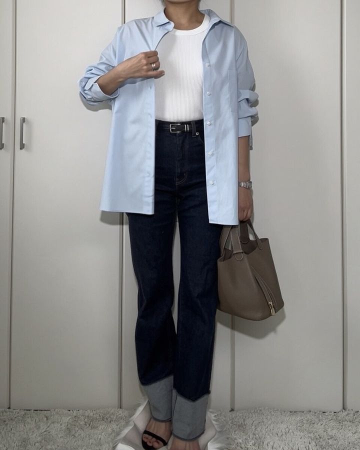 サックスシャツとデニムの大人カジュアルコーデ全身