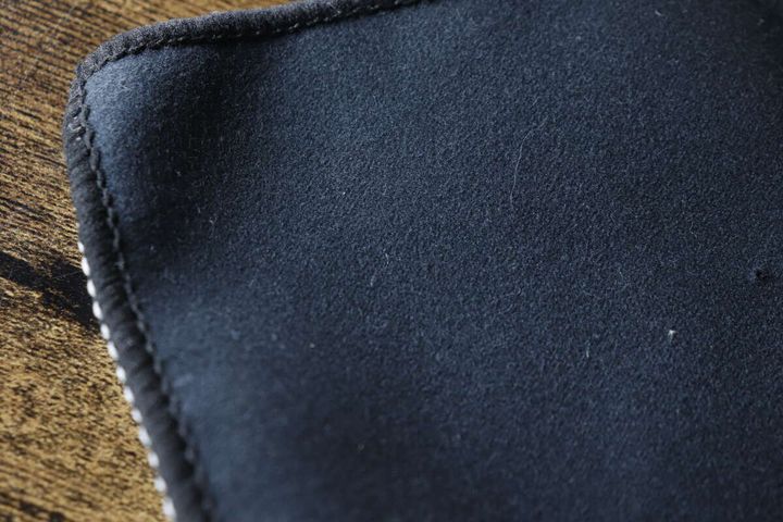 クロスの黒い目の詰まった面を拡大