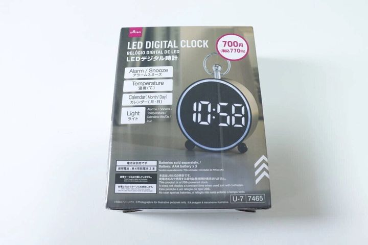 ダイソーの「LEDデジタル時計」のパッケージが白い背景に置かれている