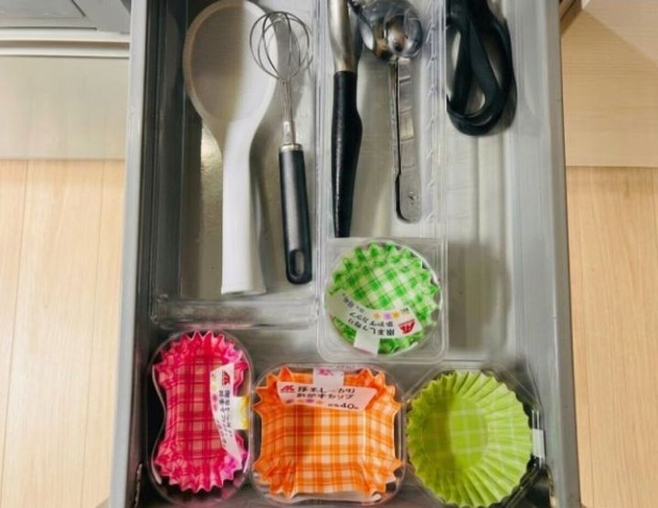 調理台下の引き出しにお弁当カップとキッチンツールが整理トレーに並ぶ