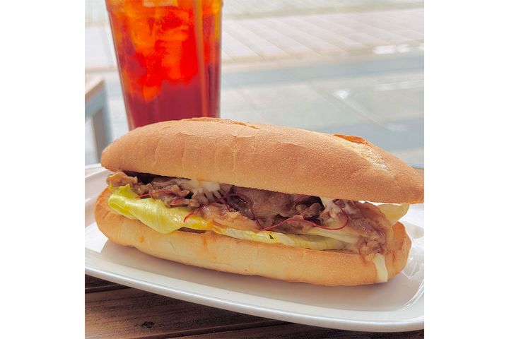 香ばしいパン、旨辛なお肉のコンビネーションが非常に美味！
