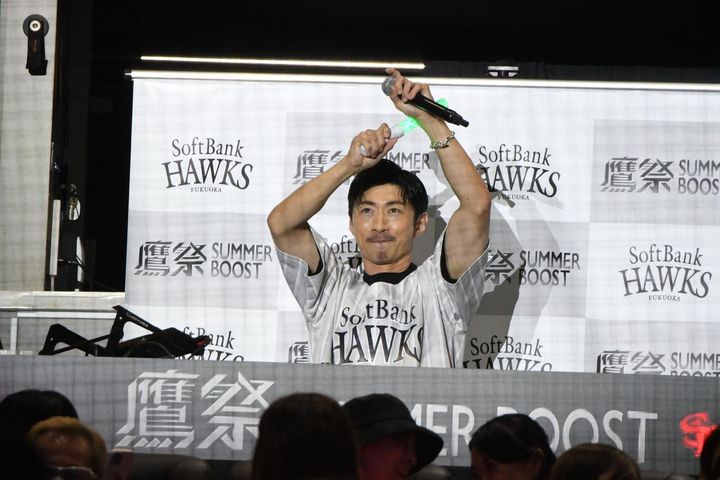 画像: (C)JUN.S DJブースでペンライトを持ち、満員の大観衆を盛り上げる MAKIDAI。イニング間や試合後もスタジアムを熱狂に包んだ。