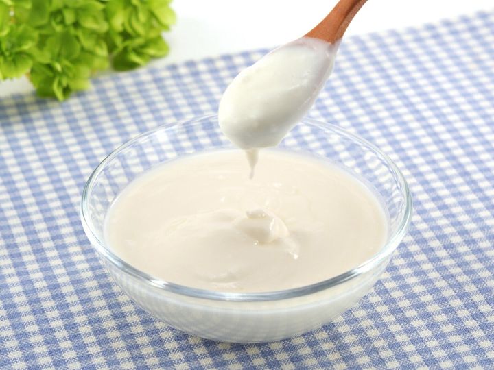 手軽に買えて美味しいヨーグルトは、ずぼらな人には強い味方です。とはいえ、ただ食べるだけで本当にお通じに効果があるのでしょうか。実際にヨーグルトは便秘に効くのかどうか、お答えします。※サムネイル画像：PIXTA