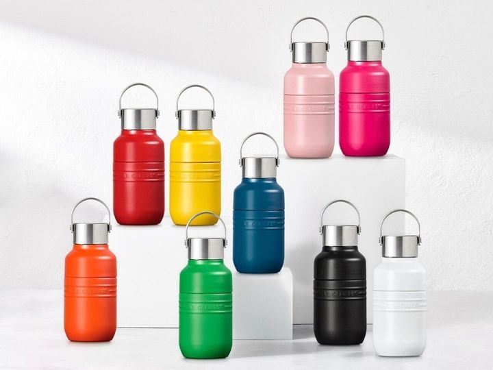 ル・クルーゼから、小さなバッグにも収まる新サイズ「OTGボトル 250ml」が7月1日に登場。全9色の鮮やかなカラーで、お出かけシーンをさらりと彩る一本。気になるサイズやカラー展開を詳しくご紹介します。