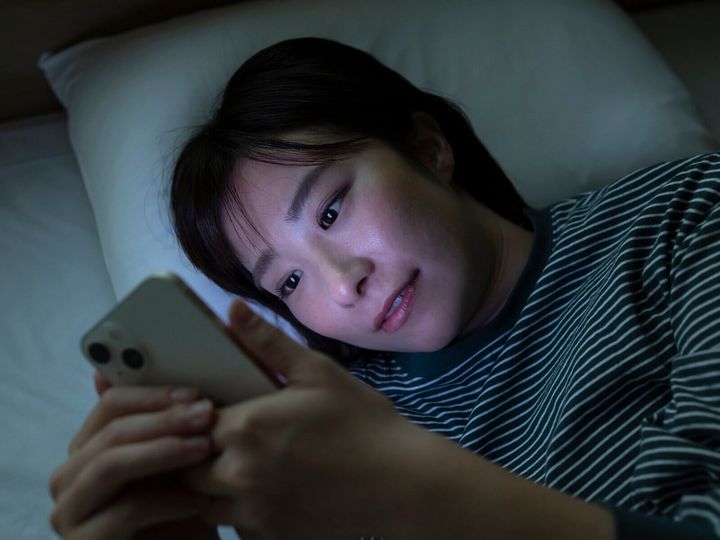 「寝る前のスマホは睡眠に良くない」とは聞くけれど、そうはいってもやめられない。でも翌朝、「疲れが取れていない」と感じることも。そんな悩みを抱えている方に向けて入眠前のスマホが睡眠の質にどう響くのかを解説します。※サムネイル画像：PIXTA