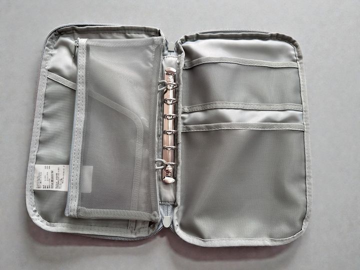 推し活がはやっている現在、推しグッズがたまっている人も多いでしょう。無印良品には、推しグッズのためのアイテムもいろいろあります。今回はその中から、「ポケットが選べるコレクションケース A5スリム」をご紹介します。