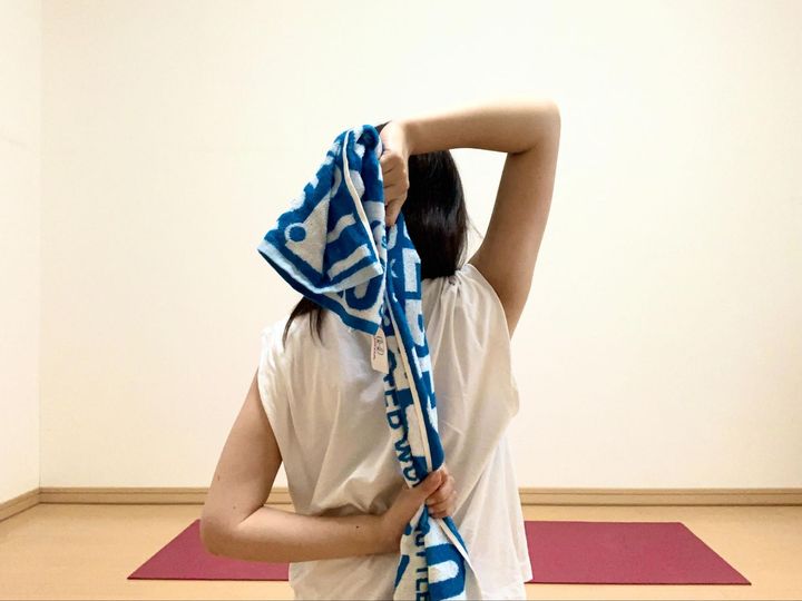 タオルを使った背中のコリほぐし