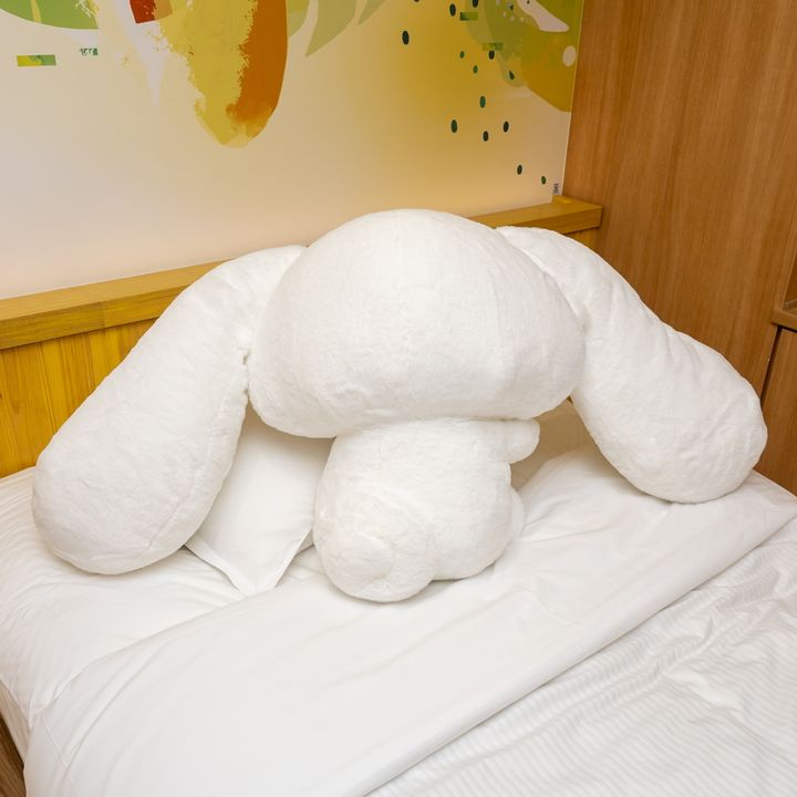 タカラトミーアーツ「サンリオキャラクターズ With my friend！ 大きなぬいぐるみ むにゃむにゃシナモロール」後ろ姿