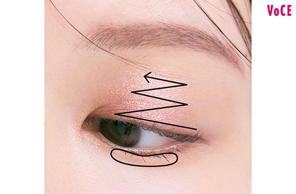 二重幅に直塗りし、素早く指で眉下までワイパー状にぼかす