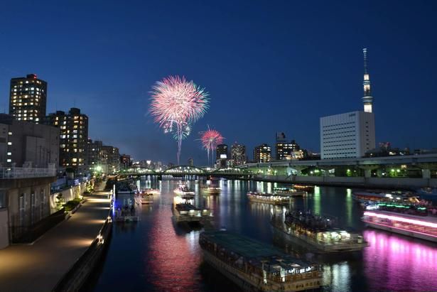 スカイツリーと花火、屋形船が織りなす夜景 画像提供：墨田区