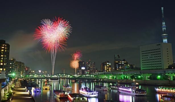 街並みを彩る鮮やかな大輪の競演 画像提供：墨田区