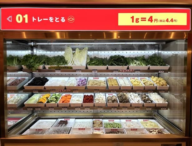 店内で圧倒的な存在感を放つ大型ミストショーケース。さまざまな具材が並ぶ様は圧巻！