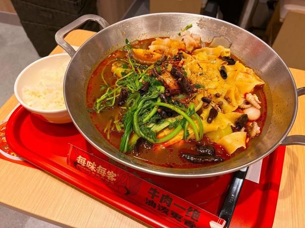 熱々の油をジュワッとかけて仕上げる、本国でも一番人気の「ヨウポウマーラータン」