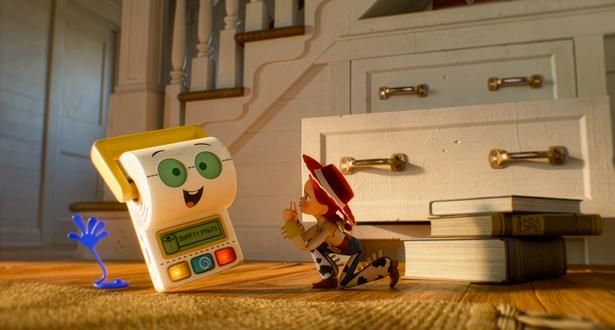 ジェシーは、デジタルおもちゃのスマーティ・パンツと出会う(『トイ・ストーリー５』) [C]2026 Disney/Pixar. All Rights Reserved.