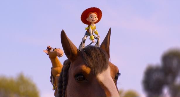 かつての持ち主・エミリーと過ごした思い出の丘に向かうジェシー(『トイ・ストーリー５』) [C]2026 Disney/Pixar. All Rights Reserved.