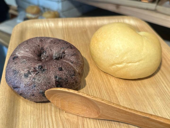 手に取ったプレーンとブルーベリーのベーグル
