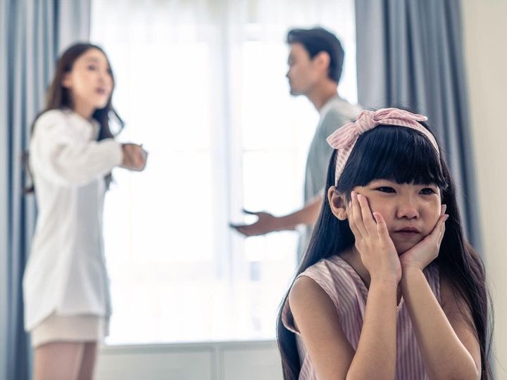 【児童精神科医が解説】激しい夫婦げんかを子どもの前でしてしまったことはありませんか？ 「面前DV」と呼ばれ、法律上も子どもの心理的虐待に位置付けられる行為です。子どもの心や脳に深刻なダメージを与えることが分かっています。詳しく解説します。（※画像：Shutterstock.com）