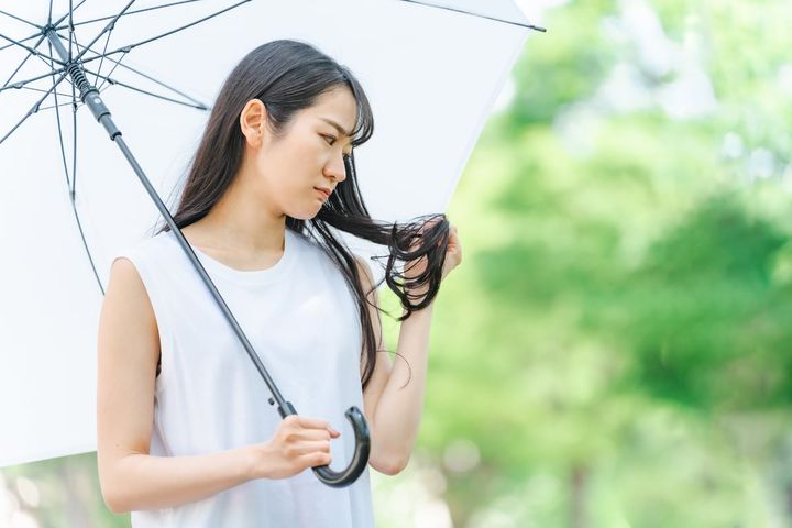 梅雨に髪がうねる原因とは？（画像はイメージ）