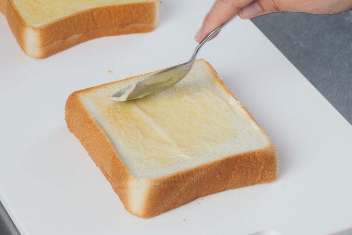 バターを薄くぬる