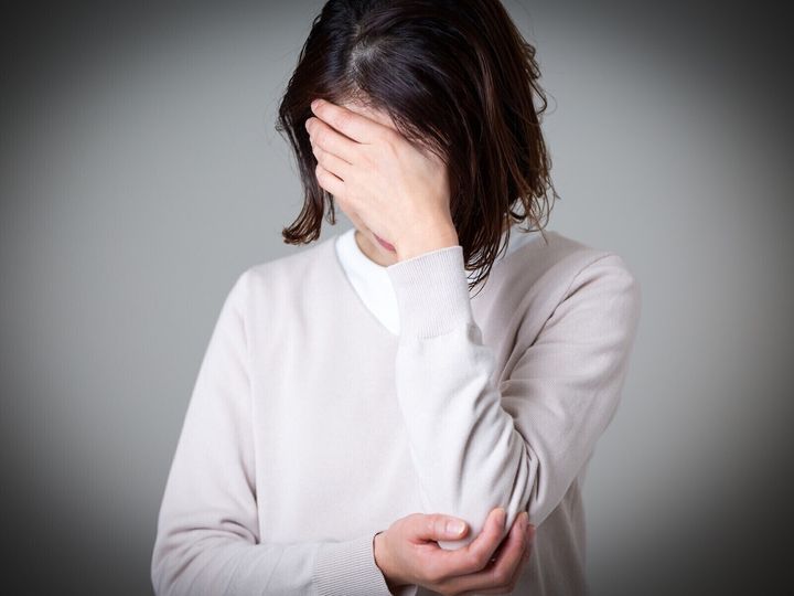 子育て、家事、義両親の介護と、30年以上家族に尽くし続けた58歳女性。ようやく役目を終えたと思った矢先、夫から離婚を切り出される。夫の残酷な言葉に絶望した彼女は、誰かのためだけに生きてきた人生は正しかったのだろうかと自問する。※画像：PIXTA