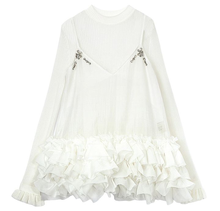 リランドチュールの清楚なタートルネック長袖トップスに、ESPRIT BY HONEY MIHONEYのロリータなフリルキャミを重ねた、幻影的なムードあふれるレイヤードコーデ。