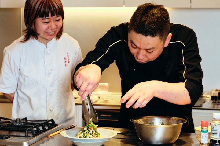 麺をゆでて、盛りつける