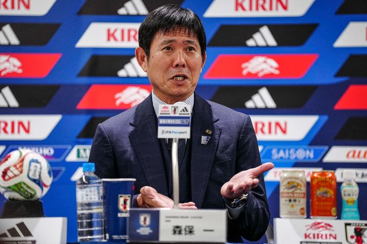 W杯を終えて帰国し、記者会見する日本代表の森保一監督（7月2日、AFP＝時事）