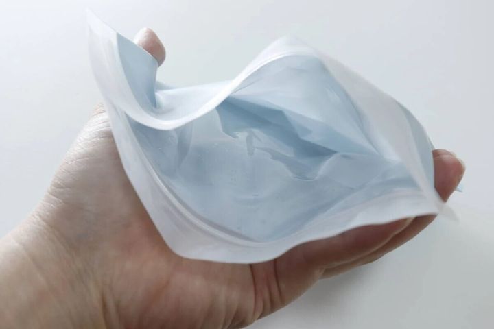 手で開いて中を見せている水色の保冷剤付ジップバッグ