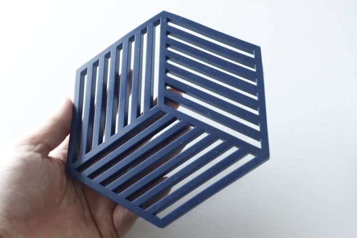手のひらに乗せたネイビーのヘキサゴン型シリコーンマット