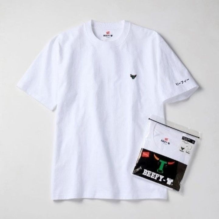 白いTシャツと、そのTシャツが入ったパッケージのアップ