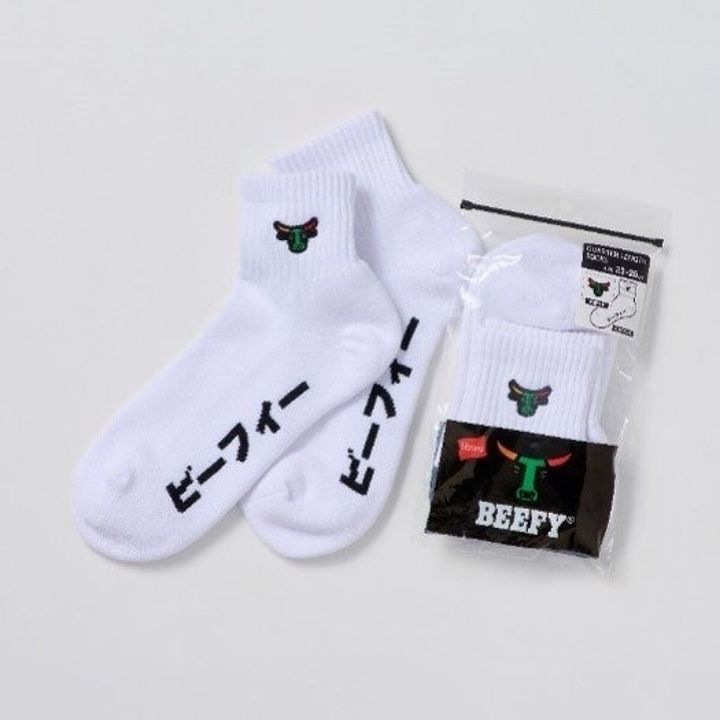 白いソックス2足と、そのソックスが入ったパッケージのアップ