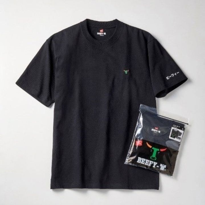 黒いTシャツと、そのTシャツが入ったパッケージのアップ