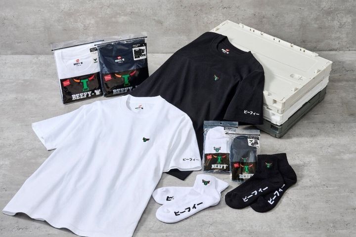 白と黒のTシャツとソックス、それぞれのパッケージが並べられた俯瞰写真