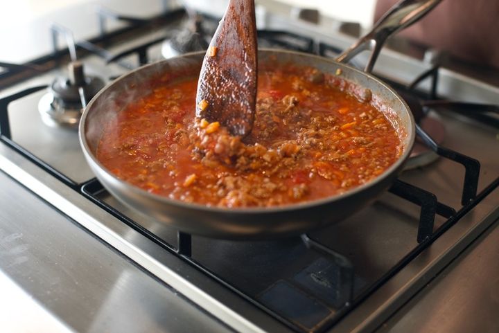 フライパンでミートソースを作っているところ