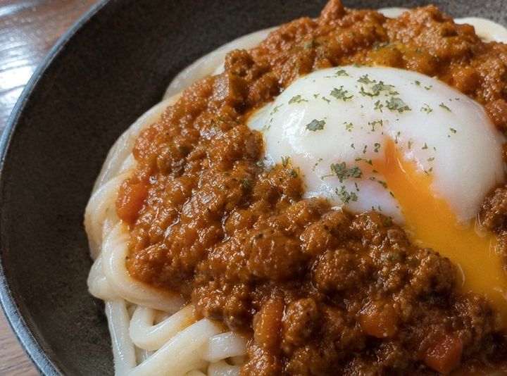 ミートソースをかけたうどん イメージ