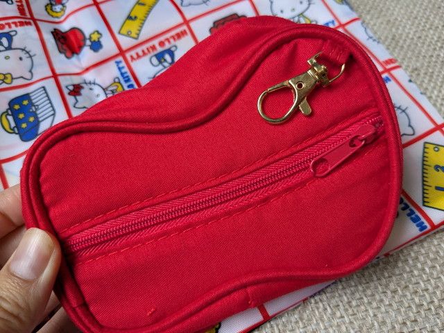 HELLO KITTYリボンポーチのゴールドカニカン部分