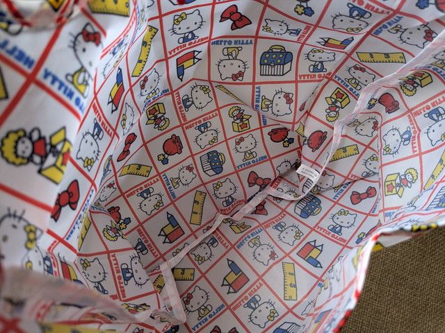 HELLO KITTYレトロエコバッグ＆リボンポーチBOOKの表紙とバッグ・ポーチ全体