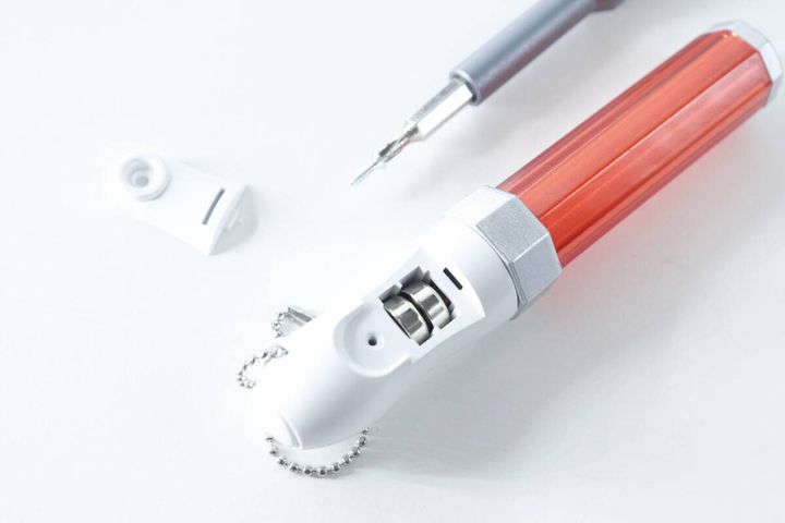 ミニペンライトキーホルダーの電池交換部分と精密ドライバー