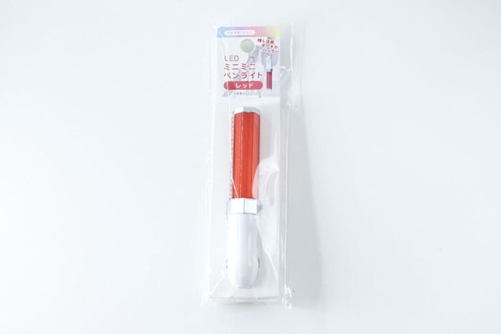 パッケージに入った状態の赤いミニペンライトキーホルダー