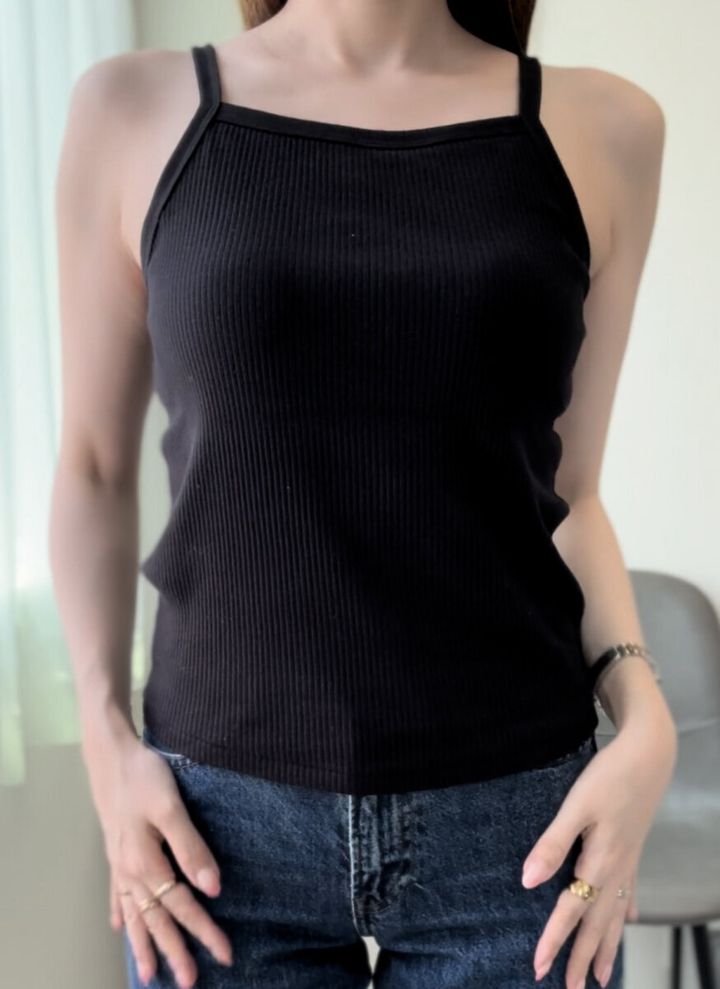 黒いスクエアネックブラキャミソールを着た女性が正面を向いている