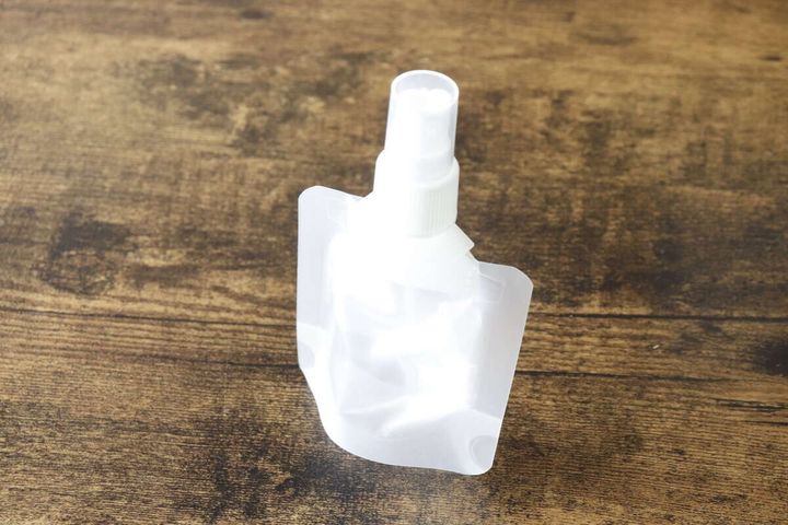 底マチで自立する透明なパウチスプレー容器