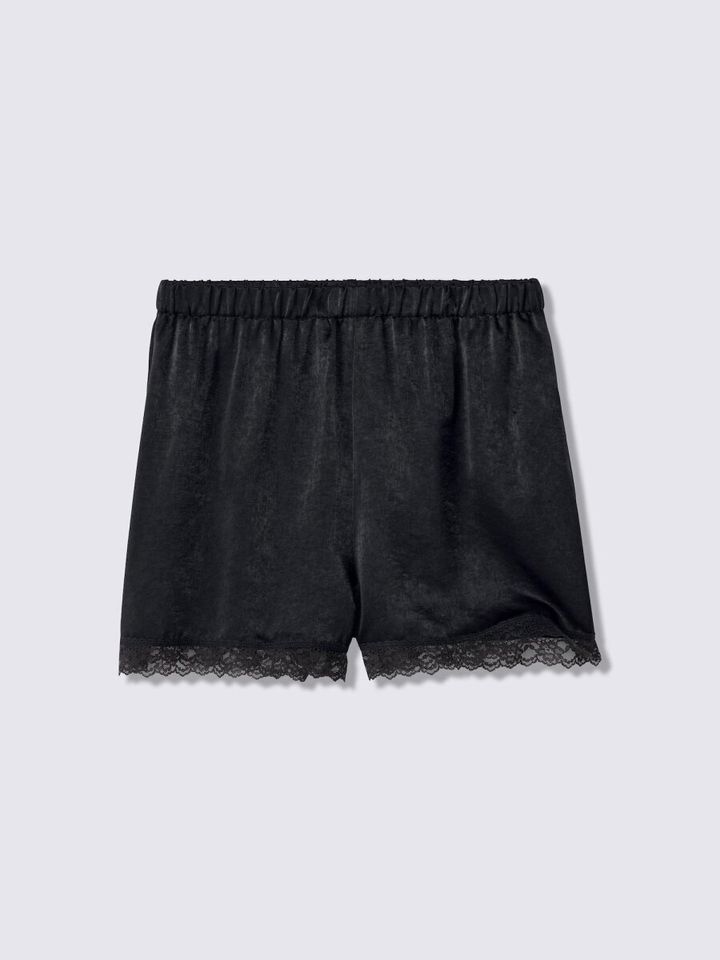 黒いサテン生地のショートパンツ。裾に黒いレースがあしらわれている。