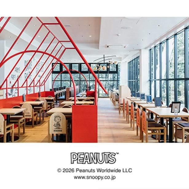 抽選で招待される「PEANUTS Cafe」イベントでは、スペシャルメニューや「スヌーピー＆ベルのフォトボード」との撮影が楽しめる