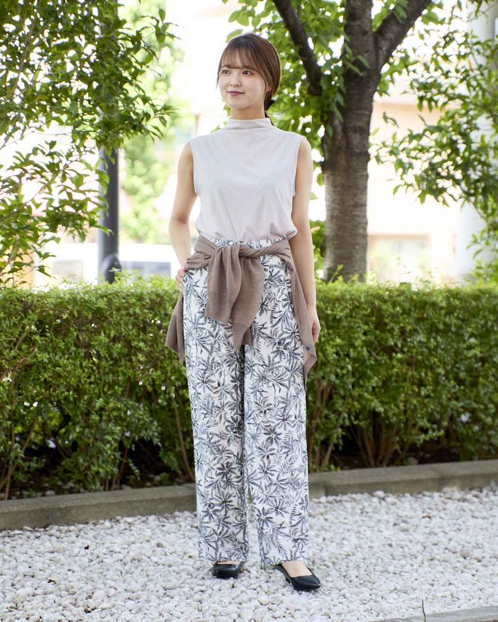 画像: しなやかフィット２枚仕立てボトルネックプルオーバー¥1,990・ギャザーワイドパンツ¥3,490・腰に巻いたシアークルーネックカーディガン¥3,990 www.nitori-net.jp
