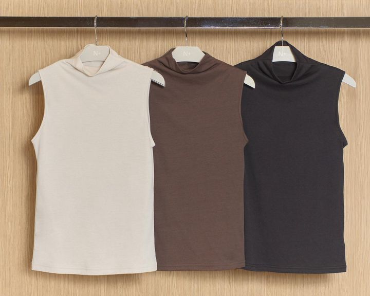 画像: しなやかフィット２枚仕立てボトルネックプルオーバー¥1,990 www.nitori-net.jp