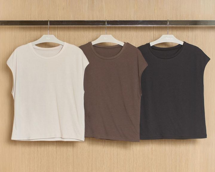 画像: しなやかフィット２枚仕立てフレンチプルオーバー¥1,990 www.nitori-net.jp