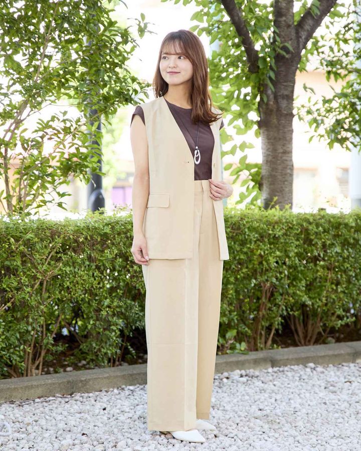 画像: しなやかフィット２枚仕立てフレンチプルオーバー¥1,990・ほんのりシアージレ¥3,990・ほんのりシアーワイドパンツ¥3,990・クラシックオーバルネックレス¥999 www.nitori-net.jp